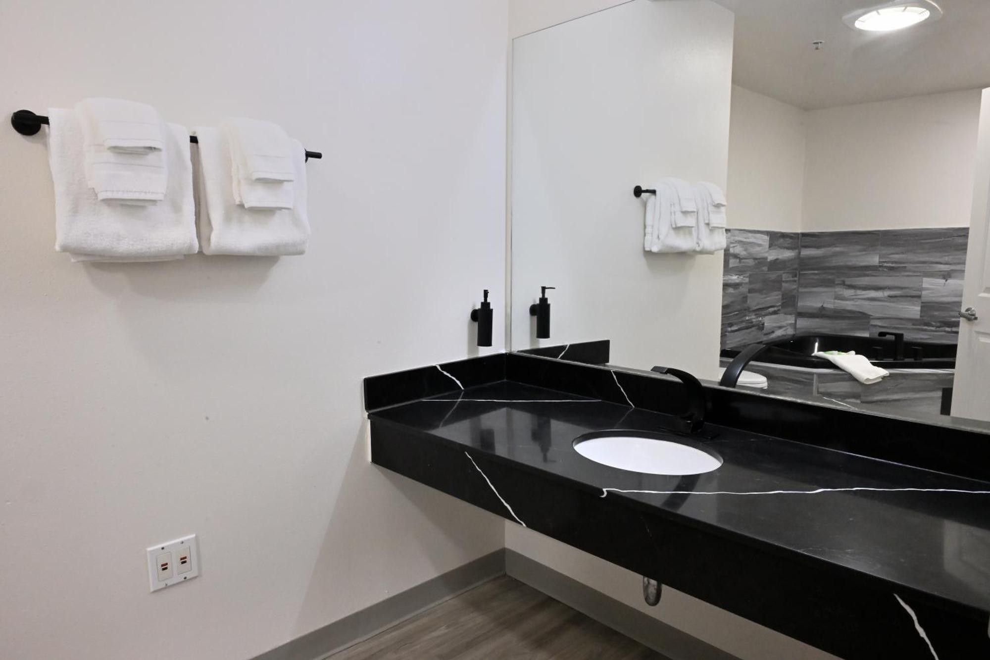 Deluxe Queen Suite